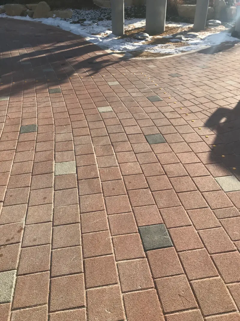 북한산 더샵 블록 근접. 적갈색 직사각형 블록 사이에 검은색과 흰색 정사각형 블록이 박혀 있는 세로 사진이다.