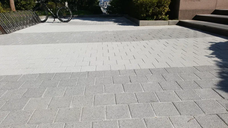 중앙대학교 블록 질감 근접. 화강석 질감의 연회색 블록과 짙은 회색 블록이 엇갈려 깔린 바닥이다.