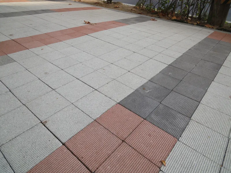 숭실대학교 중문 앞 라인 무늬 근접. 결 무늬가 있는 연회색 정사각 블록 사이에 적갈색과 짙은 회색 블록이 한 줄씩 나란히 깔려 있다.